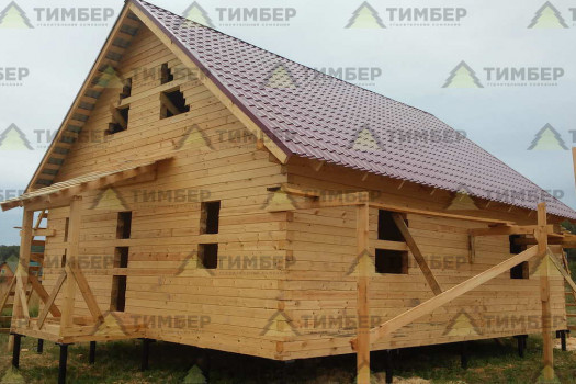 Дом из бруса с террасой впереди дома