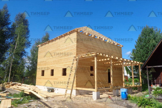 Двухэтажный деревянный дом с террасой Двухэтажный деревянный дом с террасой