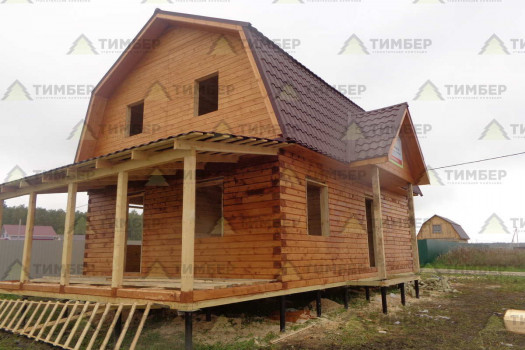 Дом с ломаной крышей и террасой