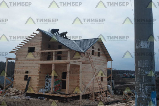 Деревянный дом с балконом и верандой